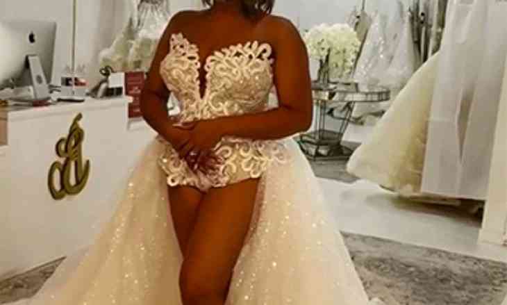 Невесту пристыдили за нелепое платье без юбки