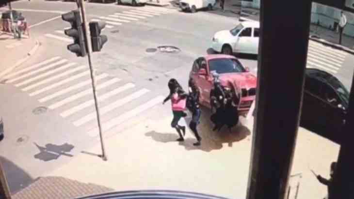 Сбившую четырех человек автомобилистку закидали камнями Сбившую четырех человек автомобилистку закидали камнями