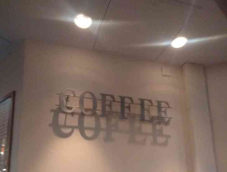 Загадочная тень от вывески заставила людей вспомнить о магии