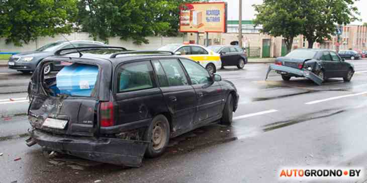 Серьезная авария в Гродно: одного из водителей увезли на «скорой»