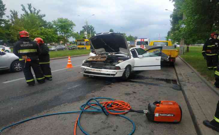 Авария в Шабанах: BMW врезался в стоящий фургон, два человека погибли Авария в Шабанах: BMW врезался в стоящий фургон, два человека погибли