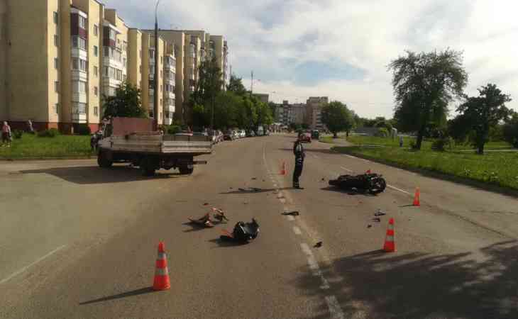 Мотоциклист столкнулся с грузовиком в Барановичах: байкер в больнице Мотоциклист столкнулся с грузовиком в Барановичах: байкер в больнице