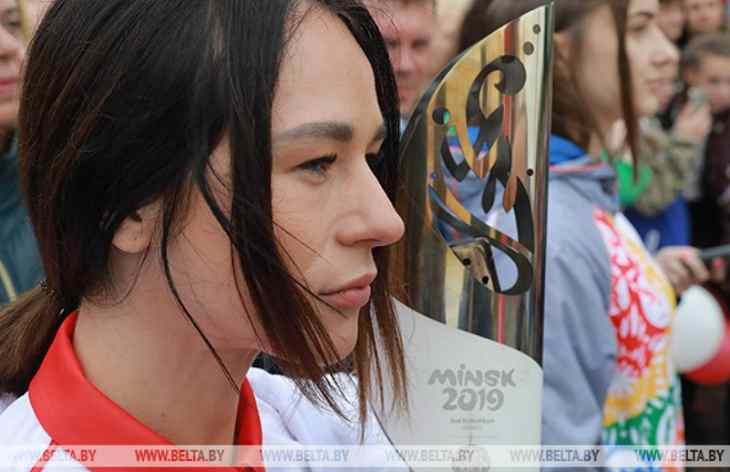 «Это не шутки». Cолистка группы IOWA пронесла «Пламя мира» в Могилеве