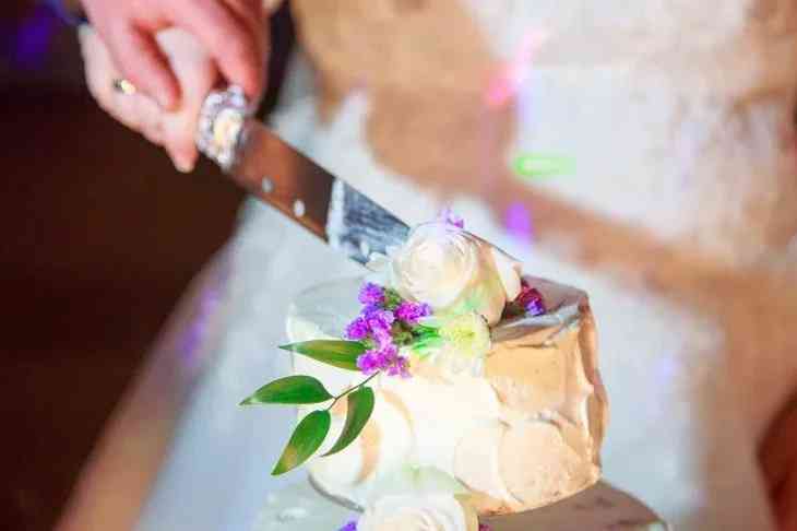 Неуклюжий мужчина подменил сломавшего руку свидетеля на свадьбе и сломал ногу Неуклюжий мужчина подменил сломавшего руку свидетеля на свадьбе и сломал ногу