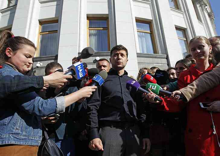 Зеленский повздорил с журналисткой и предложил «скинуться на квартиру» Зеленский повздорил с журналисткой и предложил «скинуться на квартиру»