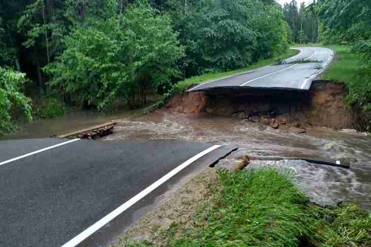 Дорожники рассказали, из-за чего в Воложинском районе смыло кусок дороги и когда ее восстановят