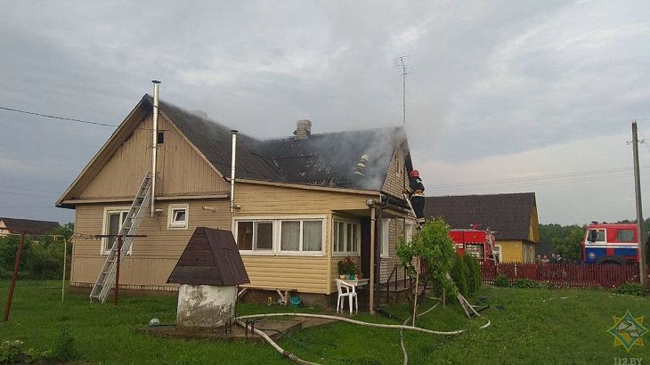 Молния в Мостах едва не сожгла дом женщины