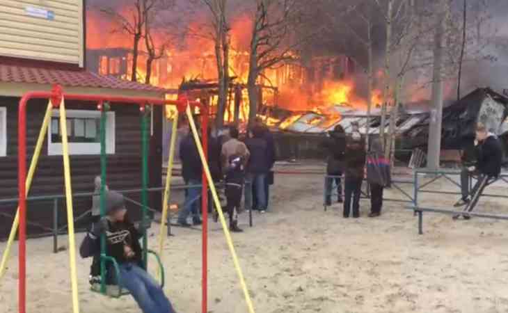 «Обычный день в России»: Мальчик на качелях на фоне пожара стал героем соцсетей «Обычный день в России»: Мальчик на качелях на фоне пожара стал героем соцсетей