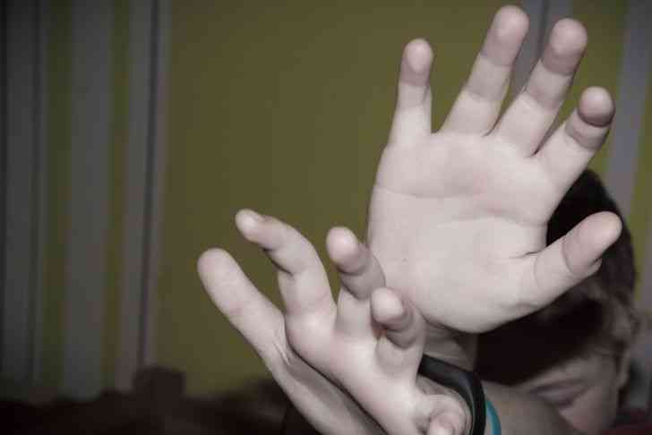 Мешала играть на планшете. Отец убил дочь-инвалида, ударив головой о ванну Мешала играть на планшете. Отец убил дочь-инвалида, ударив головой о ванну