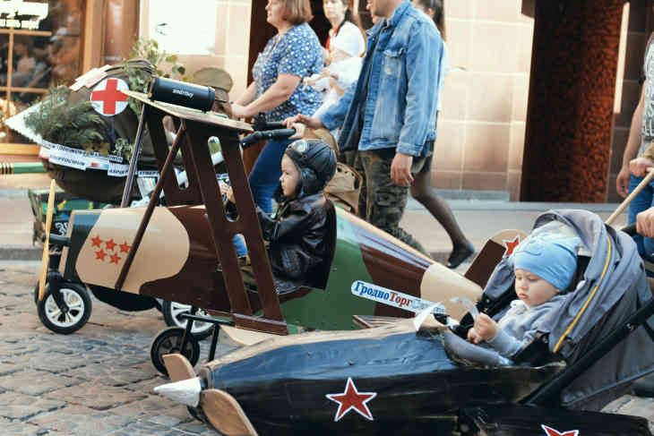 «Летчик, моряк и печка на колесах»: в Гродно прошел парад колясок 