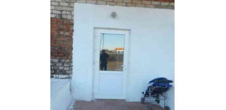 «Двери закрывались плохо, не было доводчиков»: маленькой девочке в детском саду оторвало палец «Двери закрывались плохо, не было доводчиков»: маленькой девочке в детском саду оторвало палец