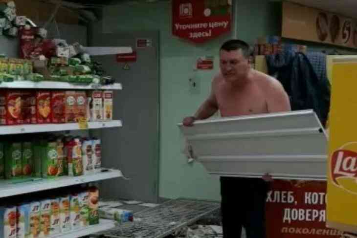 «Плачу за все!»: полуголый посетитель магазина крушил все вокруг, вооружившись куском пластика «Плачу за все!»: полуголый посетитель магазина крушил все вокруг, вооружившись куском пластика