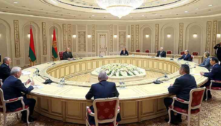 Лукашенко: Конституция придала мощный импульс становлению демократии