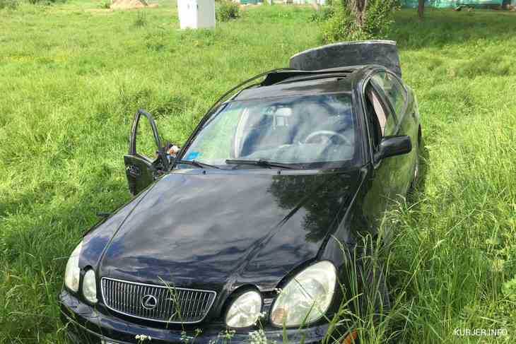 Под Слуцком «Лексус» врезался в дерево. Из-за страшной травмы пассажирка на грани смерти, а водитель сбежал