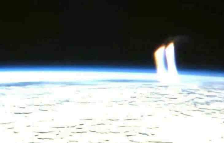 В космосе зафиксировали яркие «лучи света», направленные в сторону Земли