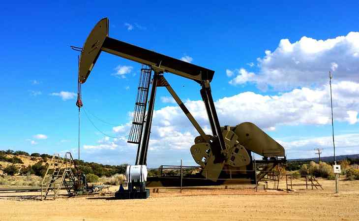 Цена нефти Brent рухнула ниже $62 впервые с февраля