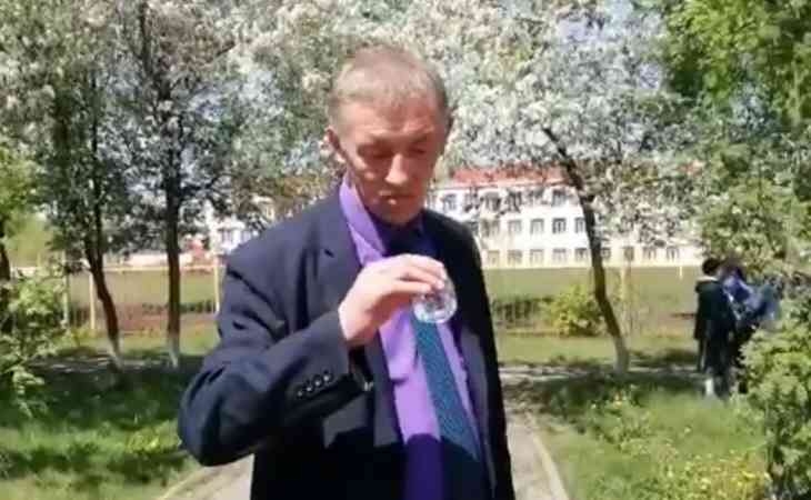 «Пока живой»: Чиновник выпил воду с червями, чтобы успокоить жителей «Пока живой»: Чиновник выпил воду с червями, чтобы успокоить жителей