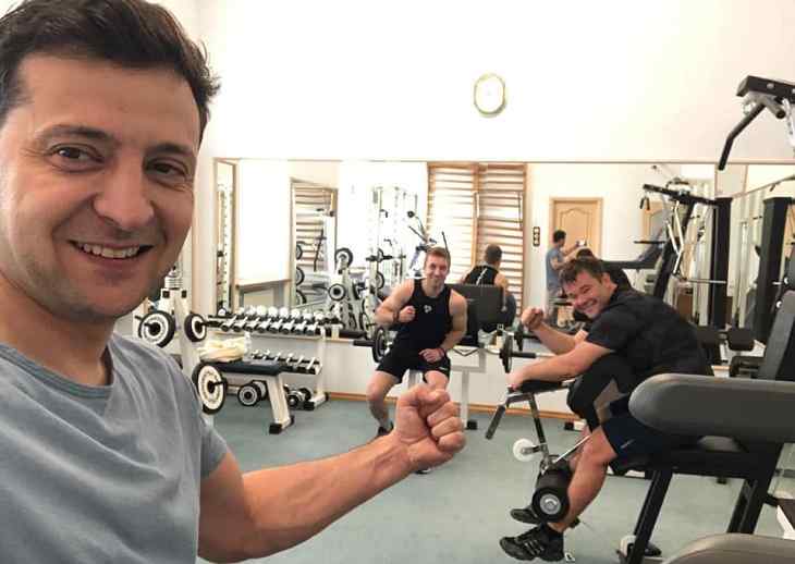 «Хоть гантели не украли». Зеленский выложил фото из президентского спортзала «Хоть гантели не украли». Зеленский выложил фото из президентского спортзала