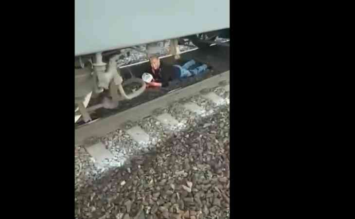 Мужчина забрался под поезд и стал себя резать ножом. Подробности ЧП