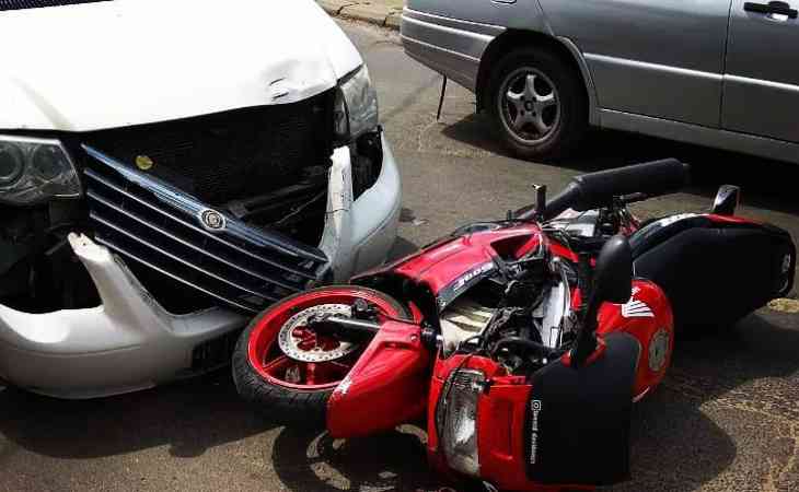 В Барановичах мотоциклист врезался в «Крайслер». Байкер в больнице