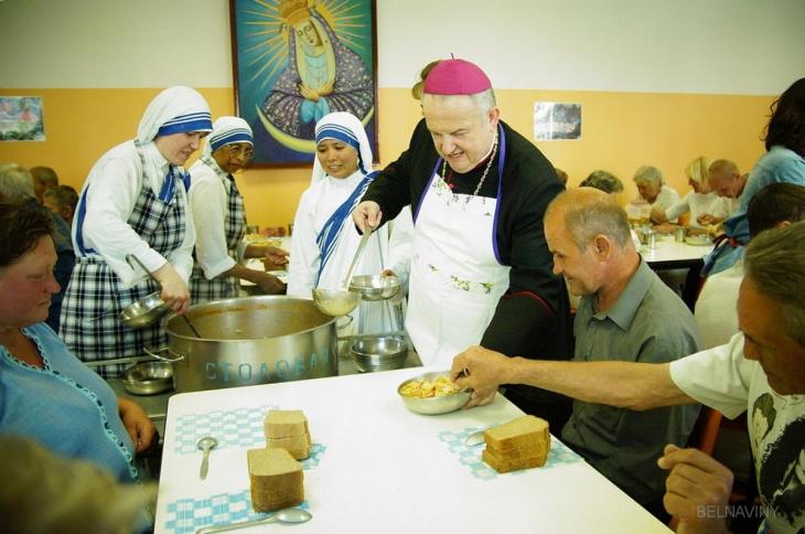 В Гомеле посол Ватикана помог накормить бездомных