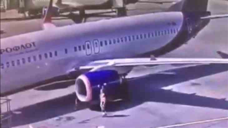 Работник аэропорта сыграл в «футбол» у самолета