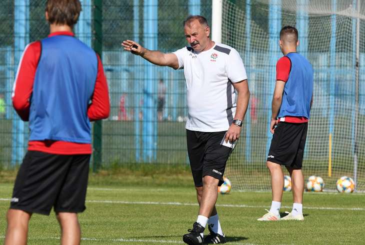 Тренер сборной Беларуси пообещал сбрить усы в случае успеха в матче с Германией