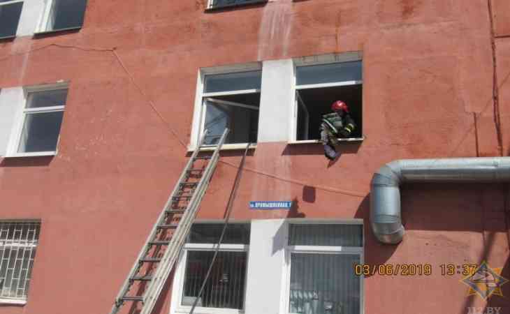 В Новополоцке из-за пожара в стройтресте эвакуировали 20 человек