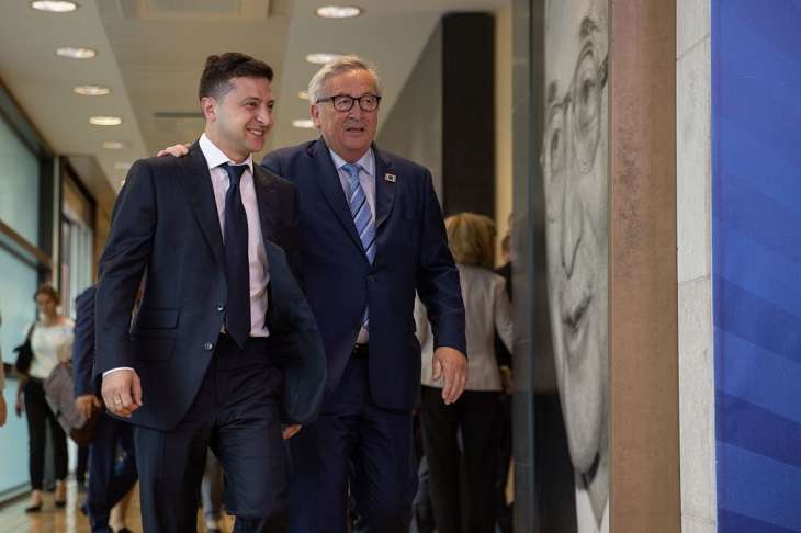 Зеленский пошутил на встрече с Юнкером, что он лучше Порошенко