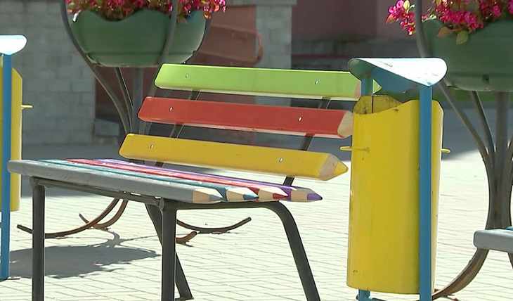 В Минске появились разноцветные скамейки-карандаши