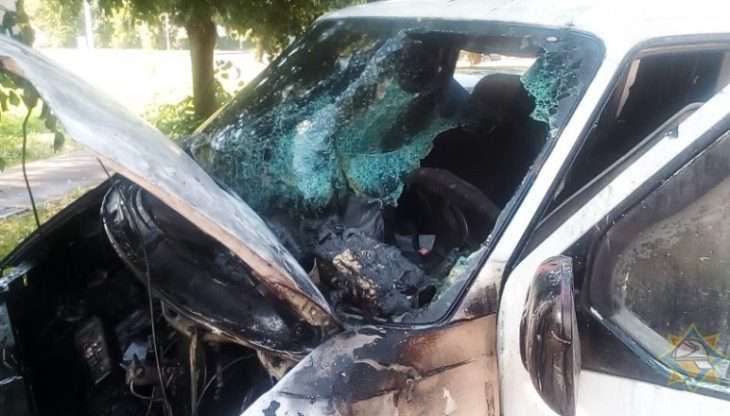 В Витебске сгорел припаркованный автомобиль