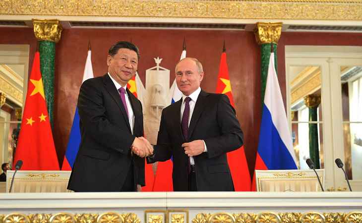 Путин покатал Си Цзиньпина на «Аурусе» и показал панд в Московском зоопарке