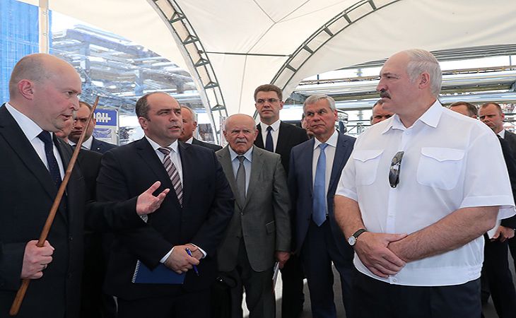 «Выбросьте это из головы»: Лукашенко заявил, что стратегические предприятия в Беларуси продавать не собираются