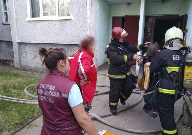 Под Пуховичами горела квартира: женщин спасали 