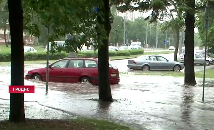 Ливень в Гродно: как машины «плыли» по улицам