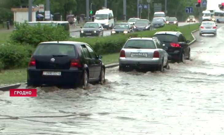 Ливень в Гродно: как машины «плыли» по улицам