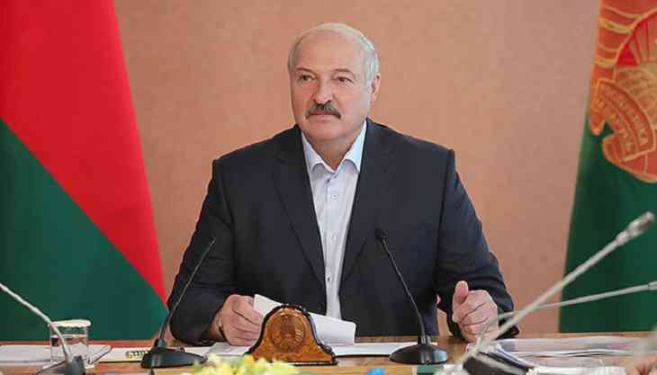 «На такой зарплате людей не удержишь». Лукашенко поставил задачу перед чиновниками