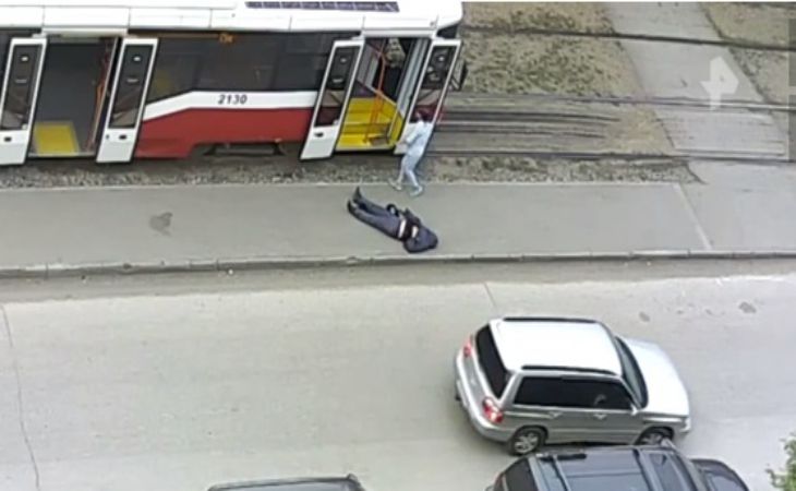 Мужчину с инсультом вынесли из трамвая и бросили на тротуаре