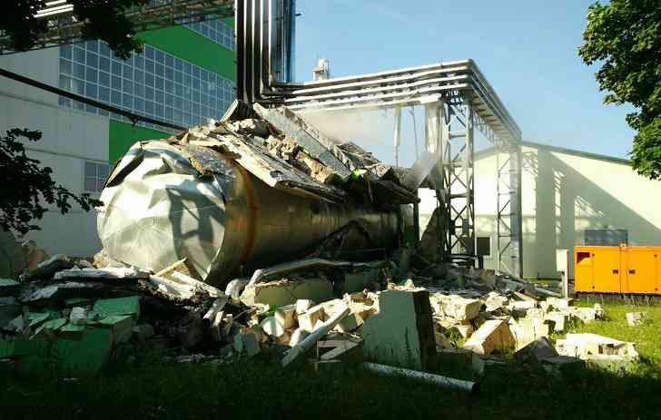 Мощный взрыв в Мостах разрушил здание «Мостовдрева»