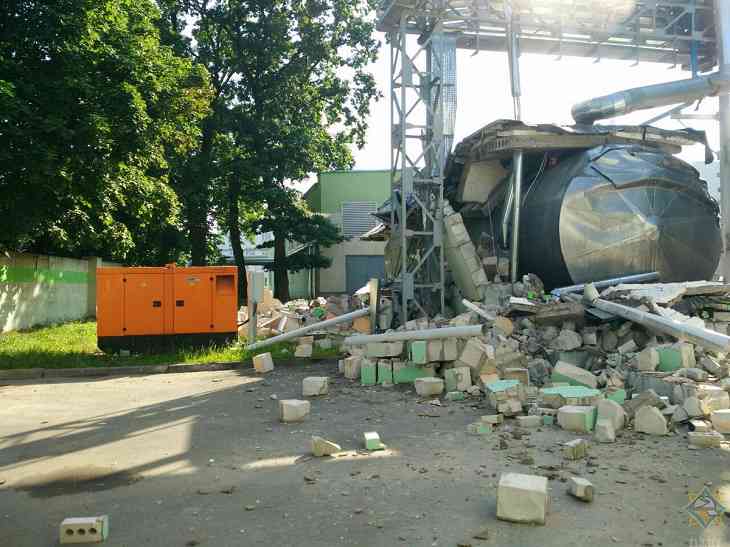 Мощный взрыв в Мостах разрушил здание «Мостовдрева»