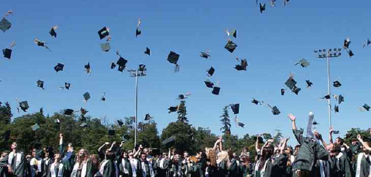 Выпускники гуляют. В Беларуси прощаются со школой