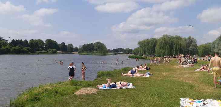 Как в жару отдыхают минчане на Комсомольском озере