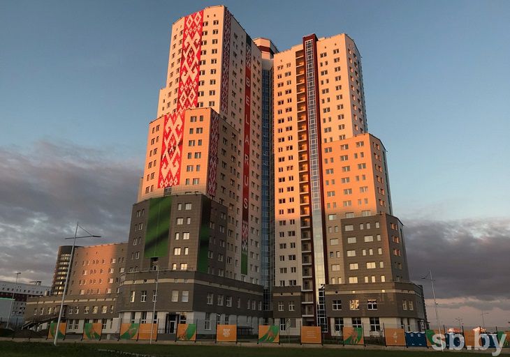 В Минске общежитие украсили огромным орнаментом и надписью Belarus