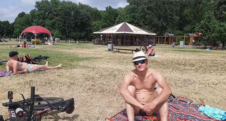 Как в жару отдыхают минчане на Комсомольском озере