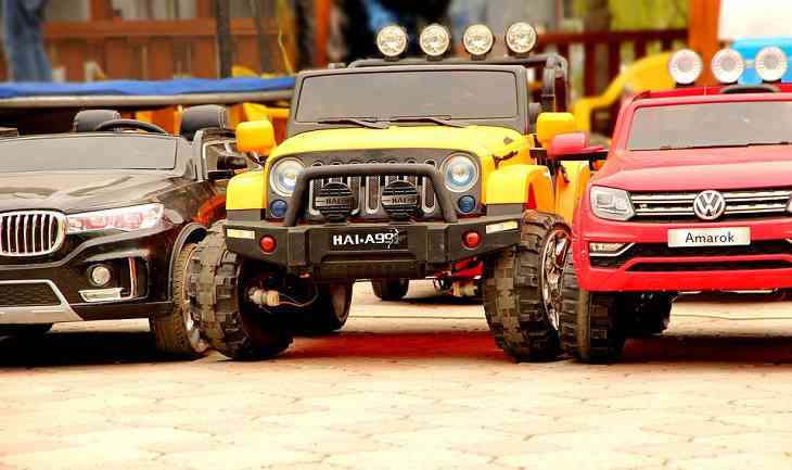 Девушка попыталась залезть в детскую машинку и застряла в ней Девушка попыталась залезть в детскую машинку и застряла в ней