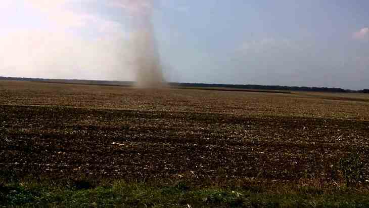 Песчаный вихрь в несколько десятков метров удивил жителей Речицы