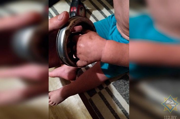 В Минске спасатели помогли малышу, палец которого застрял в пепельнице