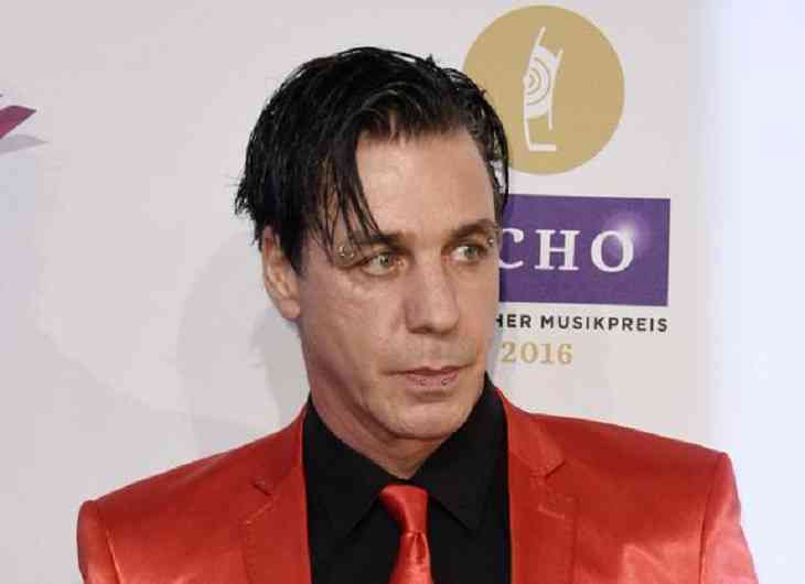 Автограф кулаком. Лидер Rammstein сломал челюсть своему фанату Автограф кулаком. Лидер Rammstein сломал челюсть своему фанату