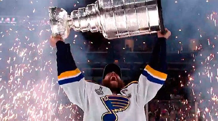 Хоккей. Они впервые в истории выиграли Кубок Стэнли Хоккей. Они впервые в истории выиграли Кубок Стэнли