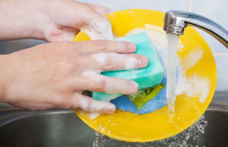 «Оплачивать «тунеядский» налог не было никакого желания». Кухонная рабочая показала свой расчетный лист и удивила